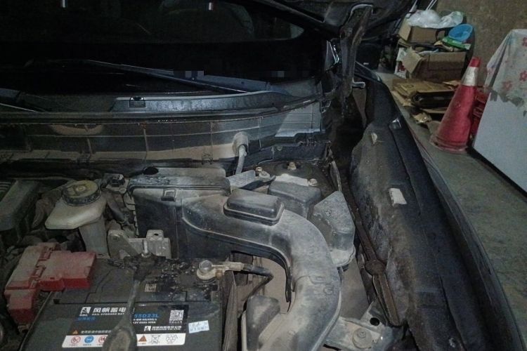 Used Nissan X-Trail 2015 2.0L CVT Comfort MAX Edition 2WD Engine Bay Left