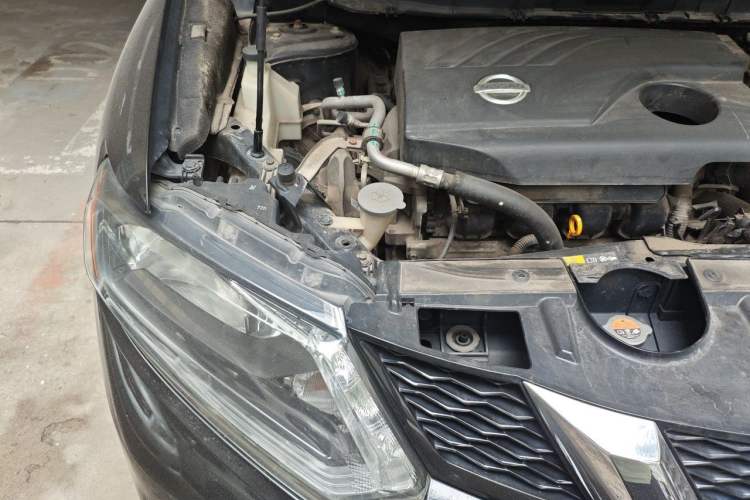 Used Nissan X-Trail 2015 2.0L CVT Comfort MAX Edition 2WD Engine Bay Right