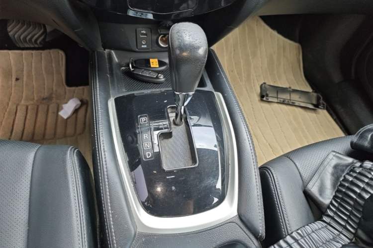 Used Nissan X-Trail 2015 2.0L CVT Comfort MAX Edition 2WD Gear Lever