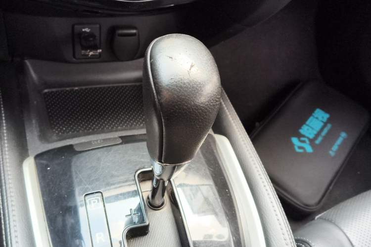 Used Nissan X-Trail 2015 2.0L CVT Comfort MAX Edition 2WD Gear Lever
