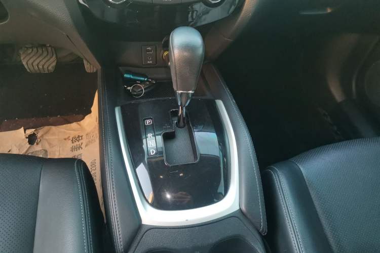 Used Nissan X-Trail 2015 2.0L CVT Comfort MAX Edition 2WD Gear Lever