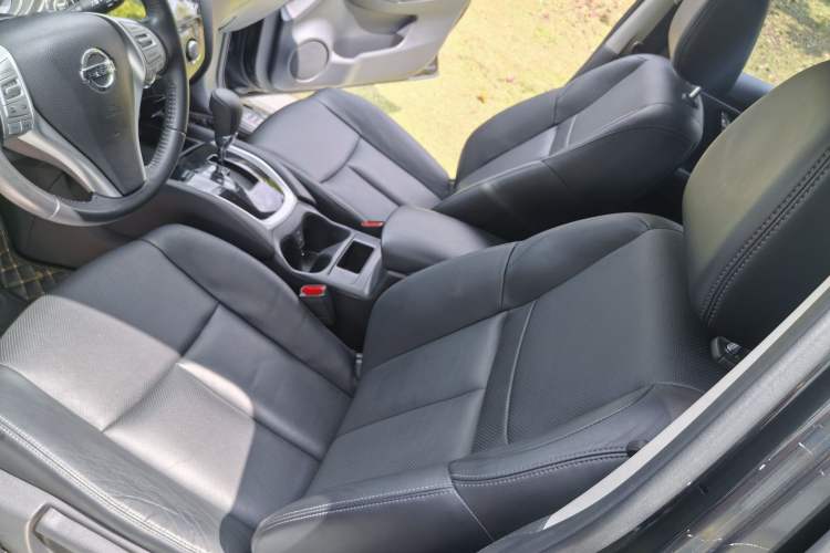 Used Nissan X-Trail 2015 2.0L CVT Comfort MAX Edition 2WD Interior 4