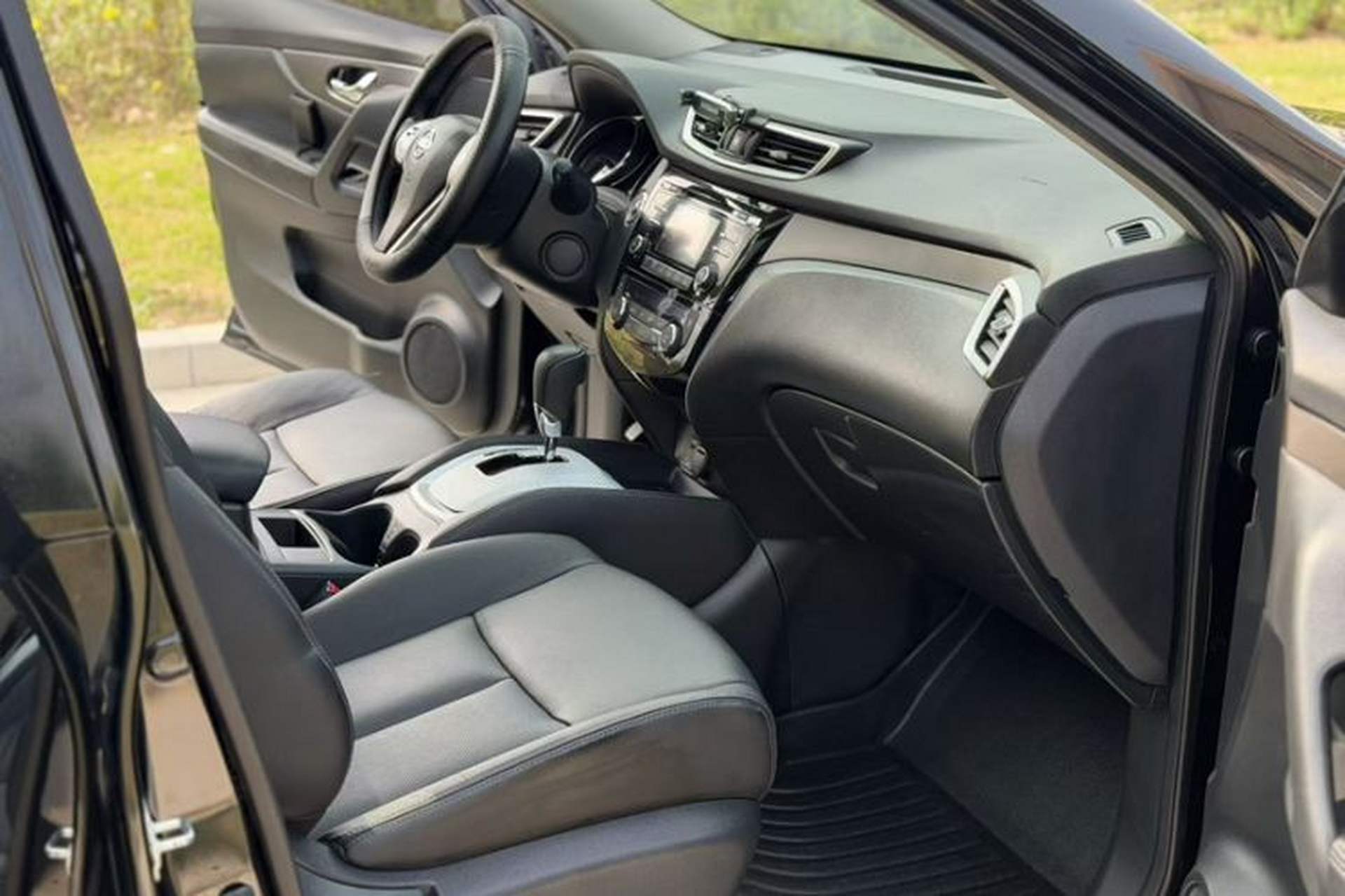 Used Nissan X-Trail 2015 2.0L CVT Comfort MAX Edition 2WD Interior 4