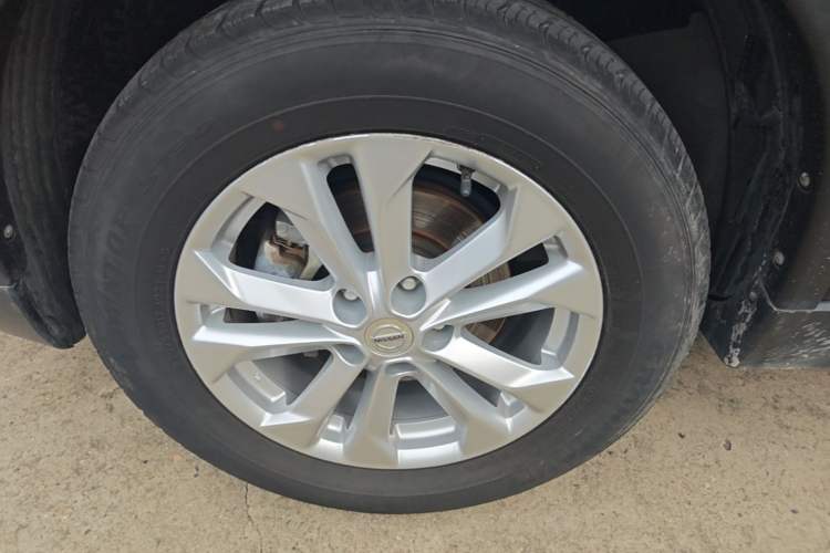 Used Nissan X-Trail 2015 2.0L CVT Comfort MAX Edition 2WD Left Front Wheel Hub