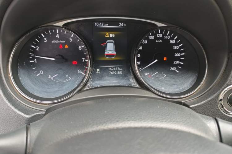 Used Nissan X-Trail 2015 2.0L CVT Comfort MAX Edition 2WD Odometer Close Up
