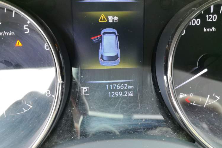 Used Nissan X-Trail 2015 2.0L CVT Comfort MAX Edition 2WD Odometer Close Up