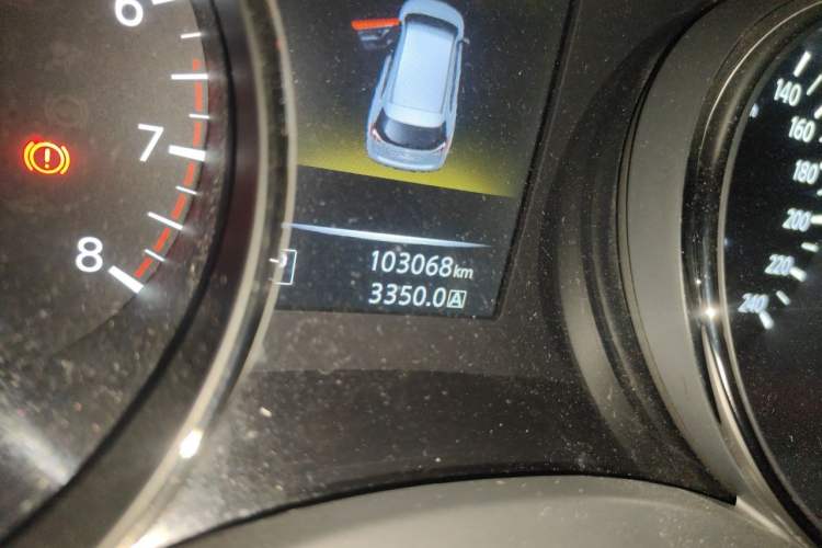 Used Nissan X-Trail 2015 2.0L CVT Comfort MAX Edition 2WD Odometer Close Up