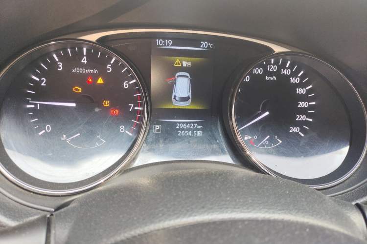 Used Nissan X-Trail 2015 2.0L CVT Comfort MAX Edition 2WD Odometer Close Up
