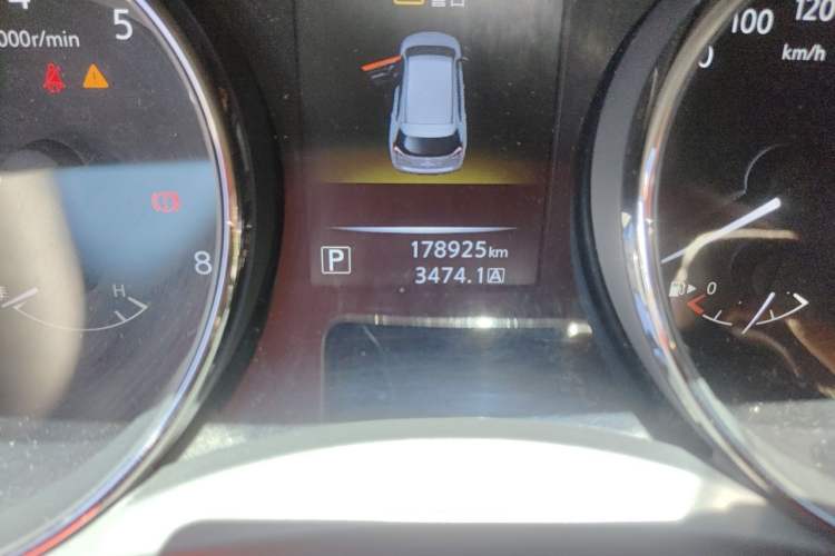 Used Nissan X-Trail 2015 2.0L CVT Comfort MAX Edition 2WD Odometer Close Up