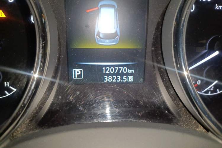 Used Nissan X-Trail 2015 2.0L CVT Comfort MAX Edition 2WD Odometer Close Up