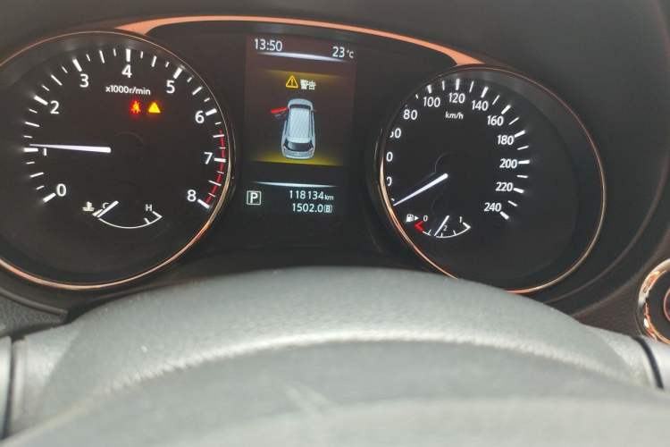 Used Nissan X-Trail 2015 2.0L CVT Comfort MAX Edition 2WD Odometer Close Up