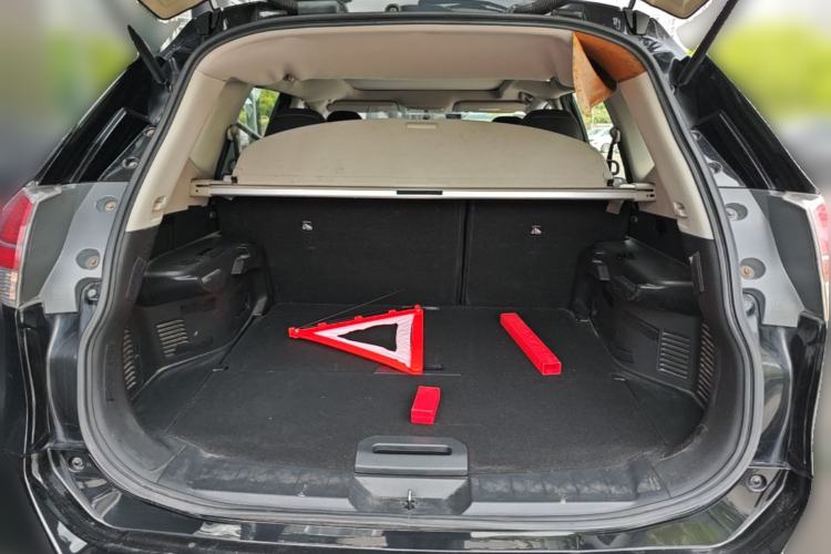 Used Nissan X-Trail 2015 2.0L CVT Comfort MAX Edition 2WD Trunk