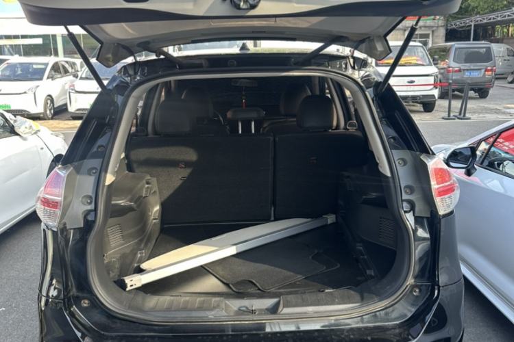 Used Nissan X-Trail 2015 2.0L CVT Comfort MAX Edition 2WD Trunk