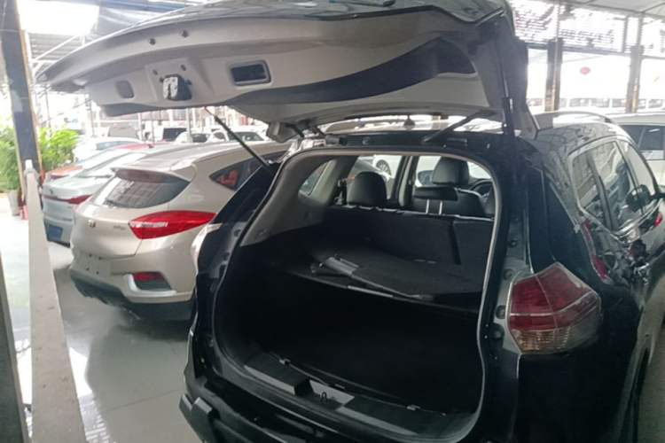 Used Nissan X-Trail 2015 2.0L CVT Comfort MAX Edition 2WD Trunk