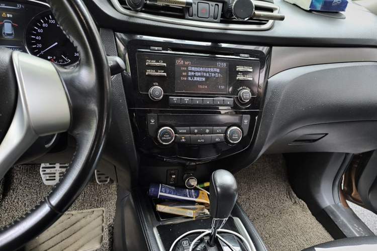 Used Nissan X-Trail 2015 2.0L CVT Comfort MAX Edition 2WD Audio And AC Panel