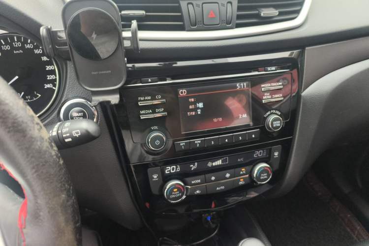 Used Nissan X-Trail 2015 2.0L CVT Comfort MAX Edition 2WD Audio And AC Panel