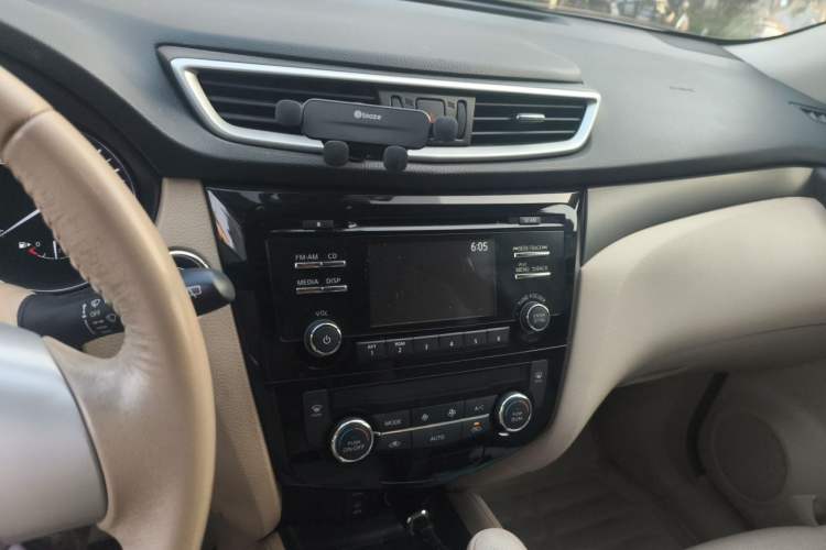 Used Nissan X-Trail 2015 2.0L CVT Comfort MAX Edition 2WD Audio And AC Panel
