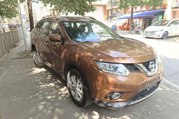 Used Nissan X-Trail 2015 2.0L CVT Comfort MAX Edition 2WD Front Right 45 Deg