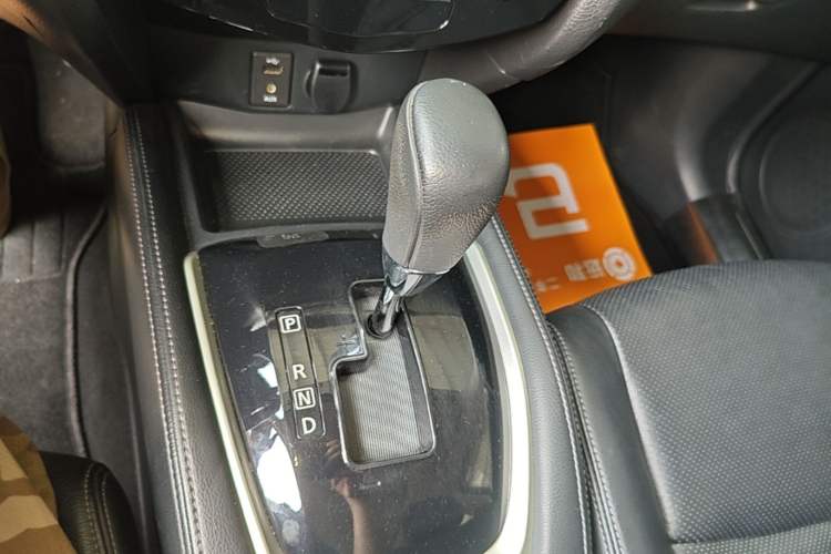 Used Nissan X-Trail 2015 2.0L CVT Comfort MAX Edition 2WD Gear Lever