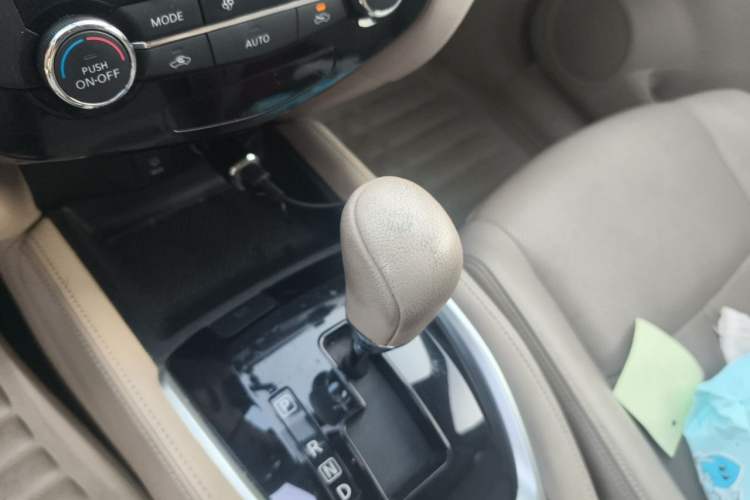 Used Nissan X-Trail 2015 2.0L CVT Comfort MAX Edition 2WD Gear Lever