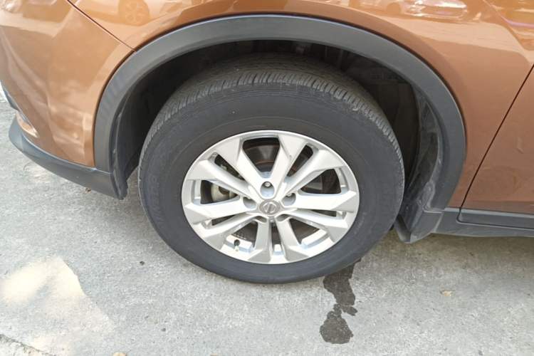 Used Nissan X-Trail 2015 2.0L CVT Comfort MAX Edition 2WD Left Front Wheel Hub