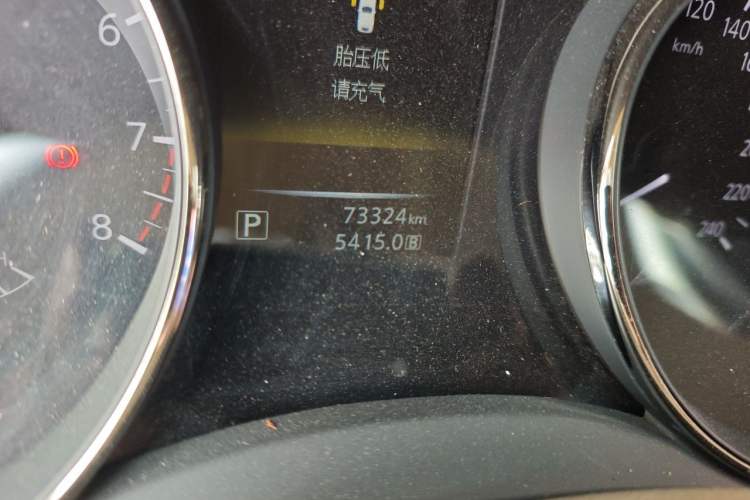 Used Nissan X-Trail 2015 2.0L CVT Comfort MAX Edition 2WD Odometer Close Up