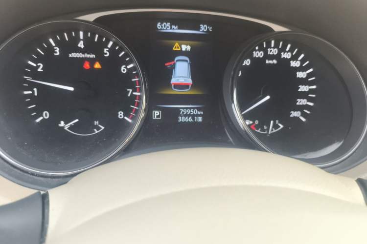 Used Nissan X-Trail 2015 2.0L CVT Comfort MAX Edition 2WD Odometer Close Up