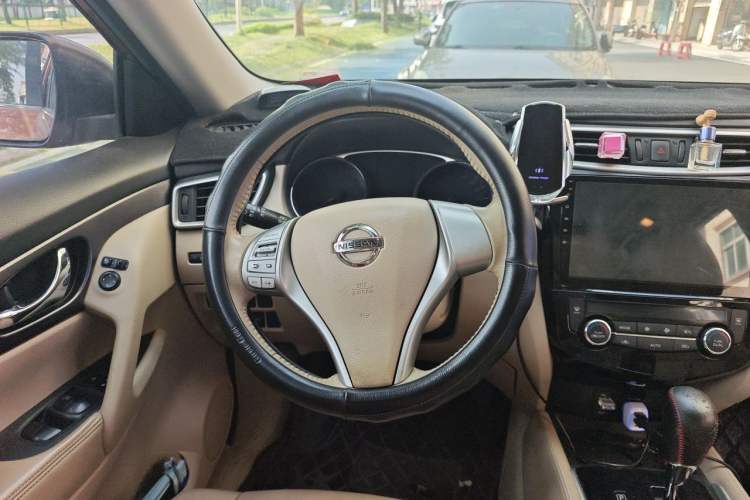 Used Nissan X-Trail 2015 2.0L CVT Comfort MAX Edition 2WD Steering Wheel