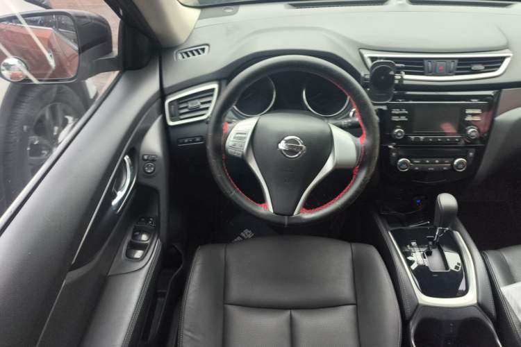 Used Nissan X-Trail 2015 2.0L CVT Comfort MAX Edition 2WD Steering Wheel
