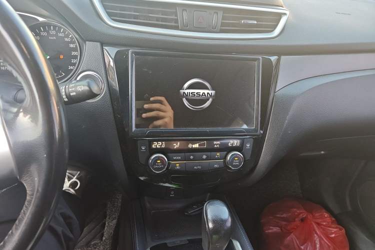 Used Nissan X-Trail 2015 2.0L CVT Comfort MAX Edition 2WD Audio And AC Panel