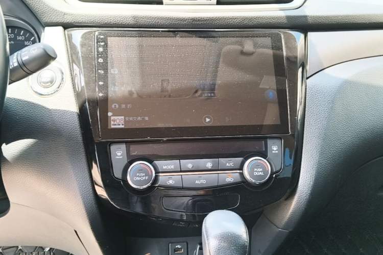 Used Nissan X-Trail 2015 2.0L CVT Comfort MAX Edition 2WD Audio And AC Panel