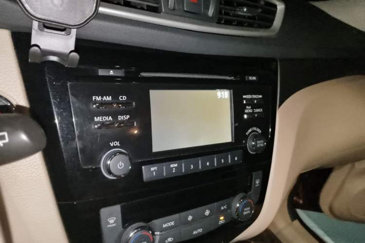 Used Nissan X-Trail 2015 2.0L CVT Comfort MAX Edition 2WD Audio And AC Panel
