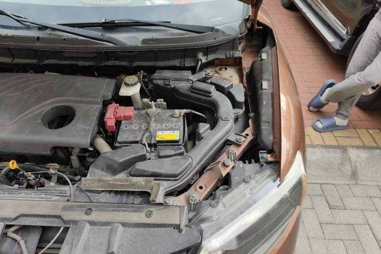 Used Nissan X-Trail 2015 2.0L CVT Comfort MAX Edition 2WD Engine Bay Left