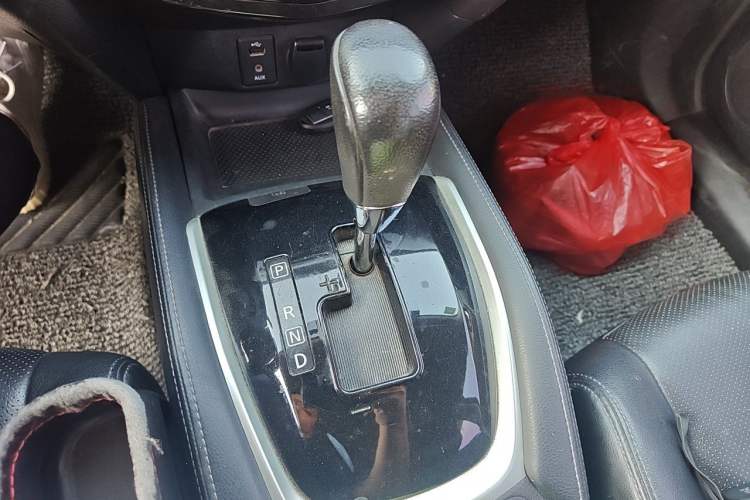 Used Nissan X-Trail 2015 2.0L CVT Comfort MAX Edition 2WD Gear Lever
