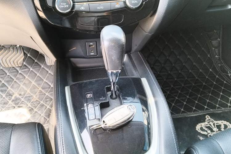 Used Nissan X-Trail 2015 2.0L CVT Comfort MAX Edition 2WD Gear Lever