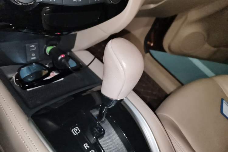 Used Nissan X-Trail 2015 2.0L CVT Comfort MAX Edition 2WD Gear Lever