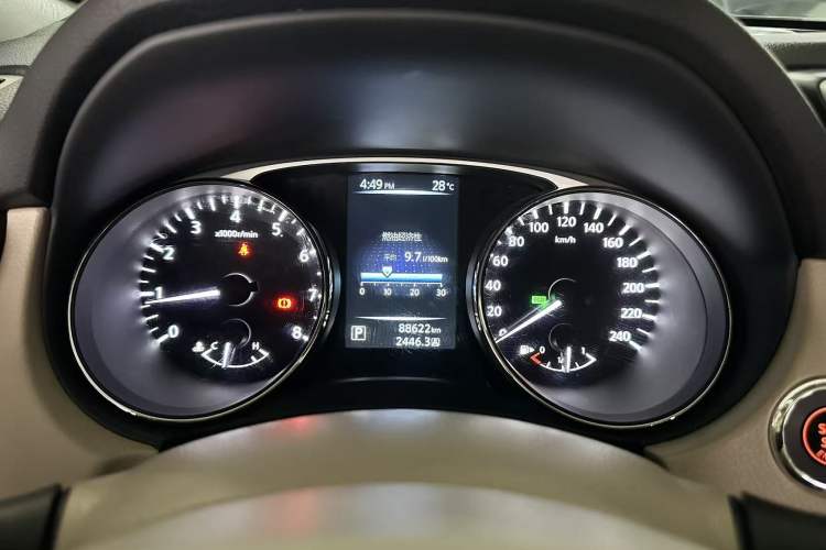 Used Nissan X-Trail 2015 2.0L CVT Comfort MAX Edition 2WD Odometer Close Up