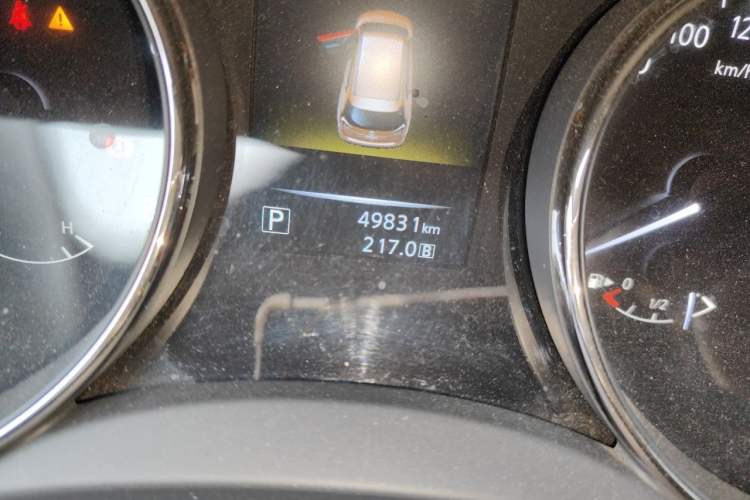 Used Nissan X-Trail 2015 2.0L CVT Comfort MAX Edition 2WD Odometer Close Up