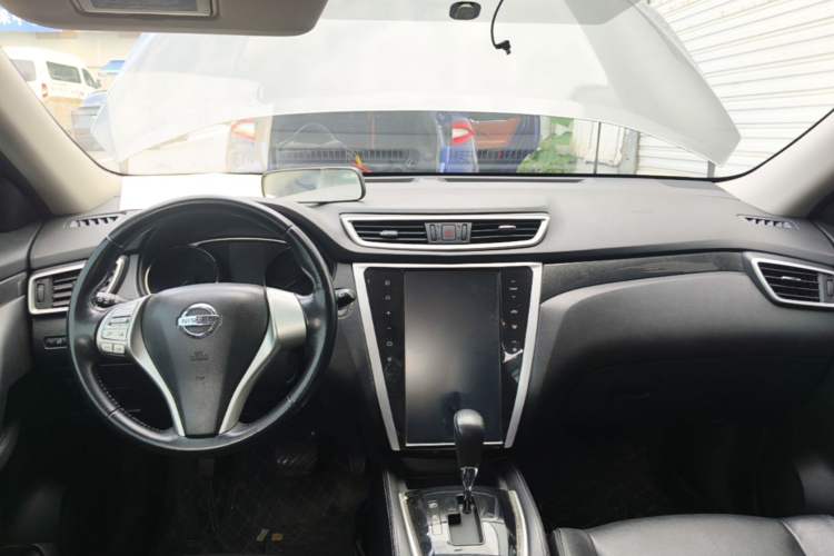 Used Nissan X-Trail 2015 2.5L CVT Leading MAX Edition 4WD Center Console