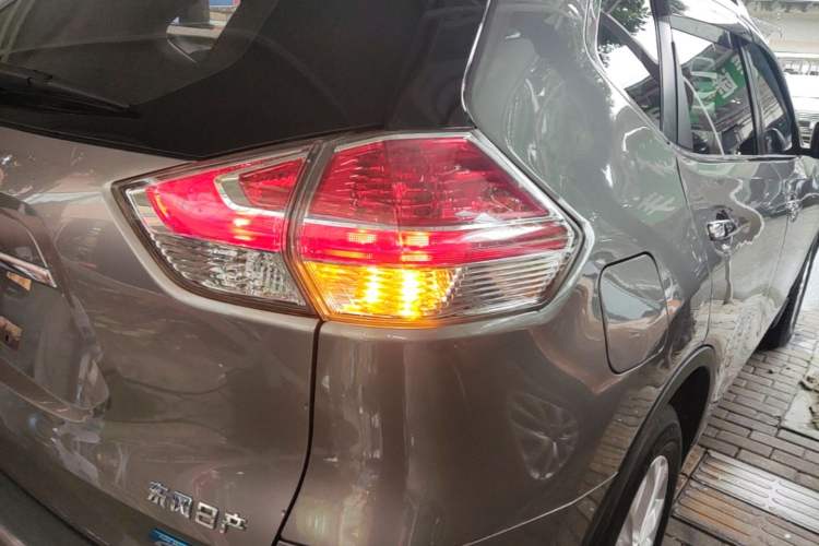 Used Nissan X-Trail 2015 2.0L CVT Comfort MAX Edition 2WD Exterior 3