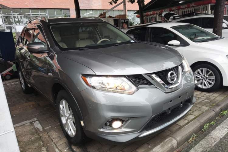 Used Nissan X-Trail 2015 2.0L CVT Comfort MAX Edition 2WD Front Right 45 Deg