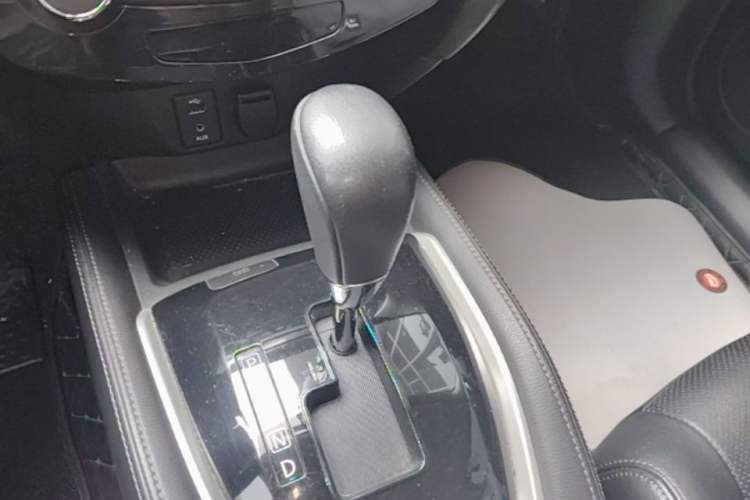Used Nissan X-Trail 2015 2.0L CVT Comfort MAX Edition 2WD Gear Lever