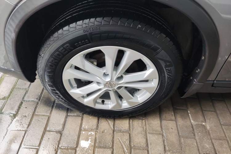 Used Nissan X-Trail 2015 2.0L CVT Comfort MAX Edition 2WD Left Front Wheel Hub