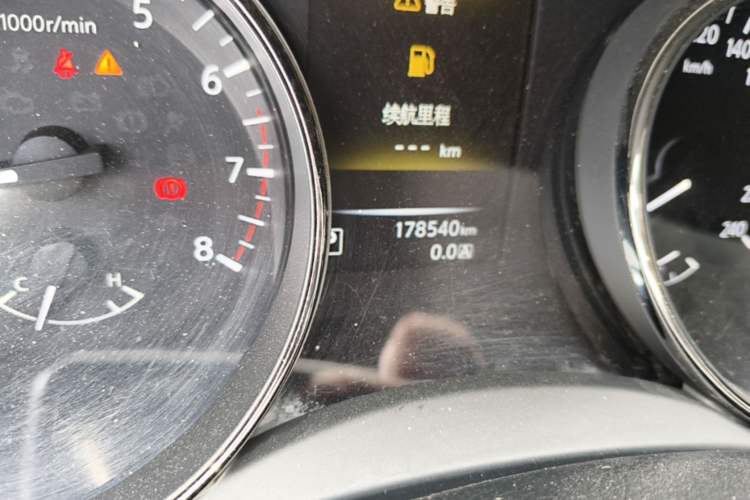 Used Nissan X-Trail 2015 2.5L CVT Leading MAX Edition 4WD Odometer Close Up