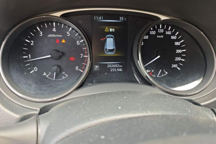 Used Nissan X-Trail 2015 2.0L CVT Comfort MAX Edition 2WD Odometer Close Up