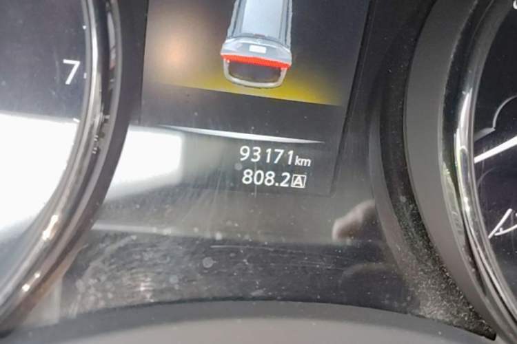 Used Nissan X-Trail 2015 2.0L CVT Comfort MAX Edition 2WD Odometer Close Up