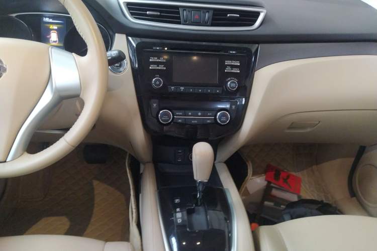 Used Nissan X-Trail 2015 2.0L CVT Comfort MAX Edition 2WD Audio And AC Panel