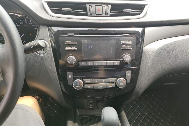 Used Nissan X-Trail 2015 2.0L CVT Comfort MAX Edition 2WD Audio And AC Panel