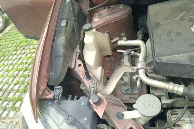 Used Nissan X-Trail 2015 2.0L CVT Comfort MAX Edition 2WD Engine Bay Right