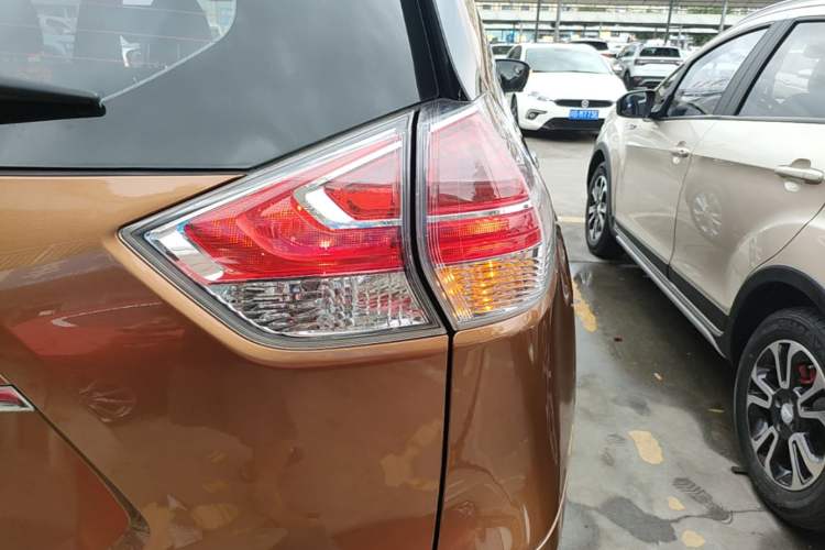 Used Nissan X-Trail 2015 2.0L CVT Comfort MAX Edition 2WD Exterior 3